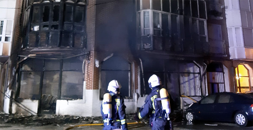 Un incendio calcina un comercio de Santoa y afecta a la fachada del edificio y dos vehculos 