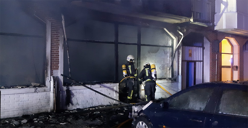 Un incendio calcina un comercio de Santoa y afecta a la fachada del edificio y dos vehculos 