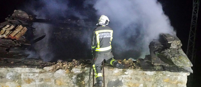 Un incendio calcina una cuadra en San Roque de Riomiera