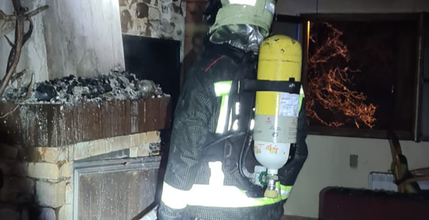 Un incendio calcina parte de una casa en Cabezn de Libana