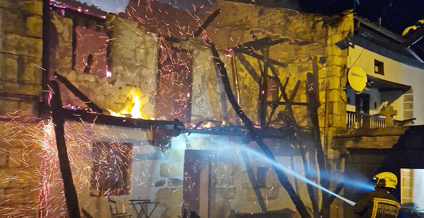 Un incendio calcina una vivienda en Corvera de Toranzo