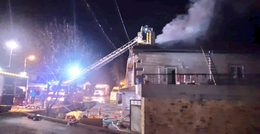 Un incendio calcina una vivienda en Retortillo