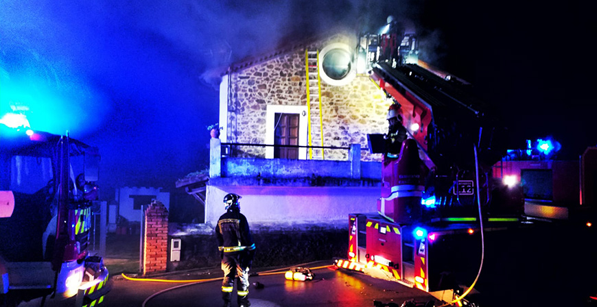 Un incendio calcina una vivienda en Valdliga