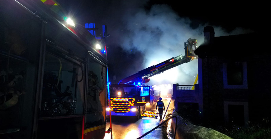 Un incendio calcina una vivienda en Valdliga