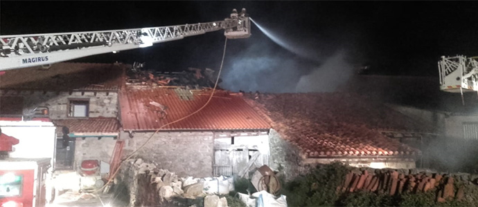 Un incendio calcina una vivienda en Villasuso y otras tres presentan daos