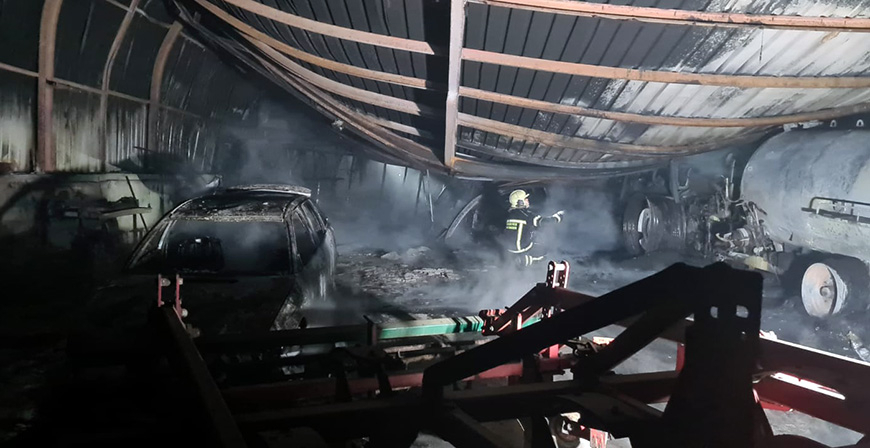 Un incendio destroza una nave con vehculos de trabajo, turismos y un barco en Ajo