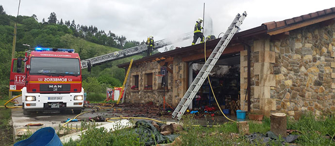 Un incendio destroza una vivienda en Udalla