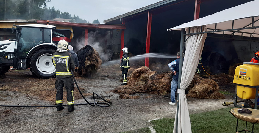 Un incendio quema unos 300 rollos de hierba en una estabulacin 