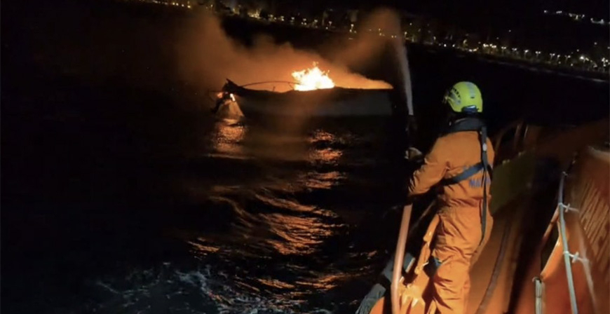 Un incendio quema tres embarcaciones de recreo en Castro Urdiales y provoca el hundimiento de dos de ellas