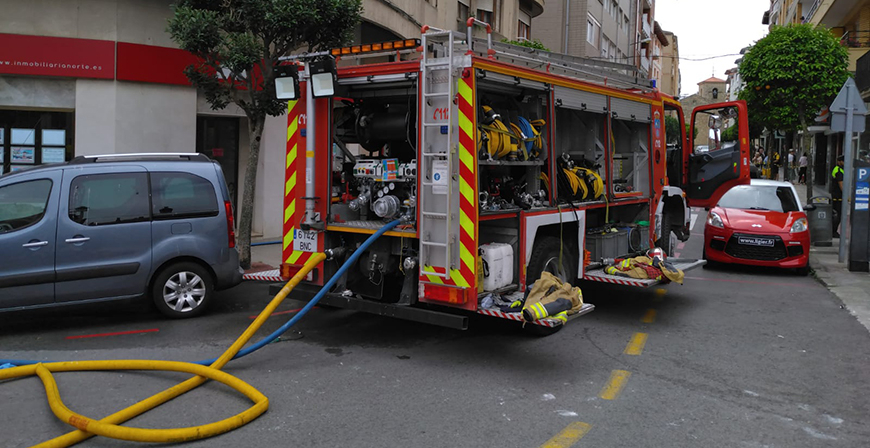 El incendio de una vivienda en Castro Urdiales provoca el traslado de nueve personas al Hospital de Laredo