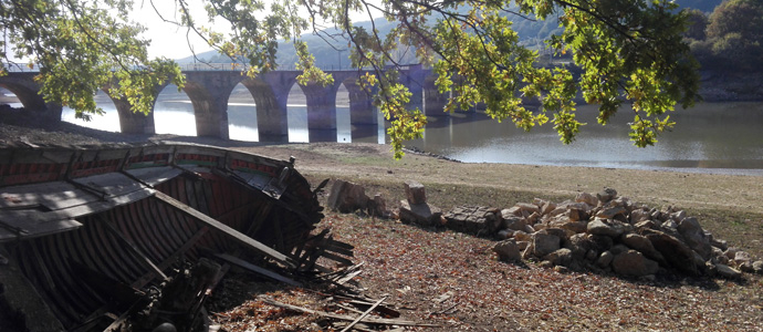 La inexorable fuga de agua del Pantano del Ebro