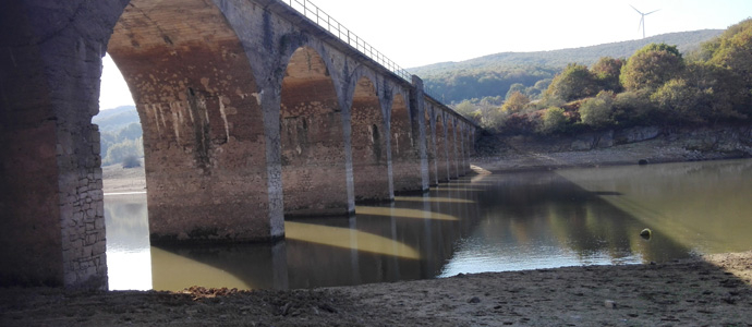 La inexorable fuga de agua del Pantano del Ebro
