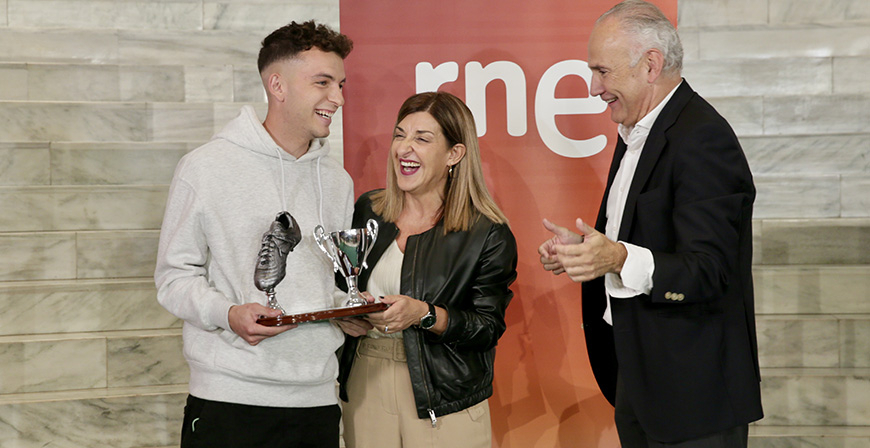igo Vicente recibe el Trofeo Chisco al mejor jugador de la temporada