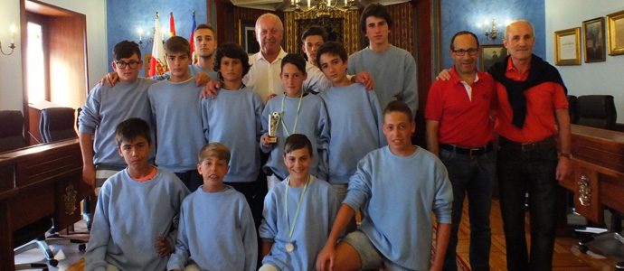 Los integrantes de Campurrianos, equipo de ftbol sala, visitan el Ayuntamiento