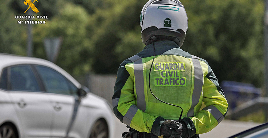 Investigado por conducir de noche sin luces, a gran velocidad y sin permiso de conduccin