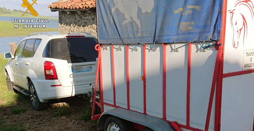 Investigado un conductor con un remolque para caballos que circulaba de forma temeraria y sin carnet por la CA-723 en Campoo de Yuso