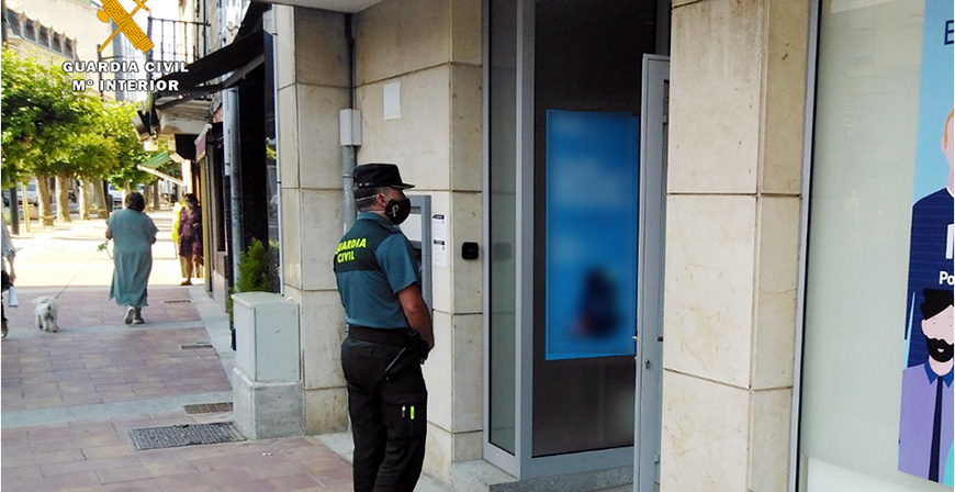 Investigados cuatro jvenes por insultar, escupir y agredir a un indigente en un cajero de Reinosa