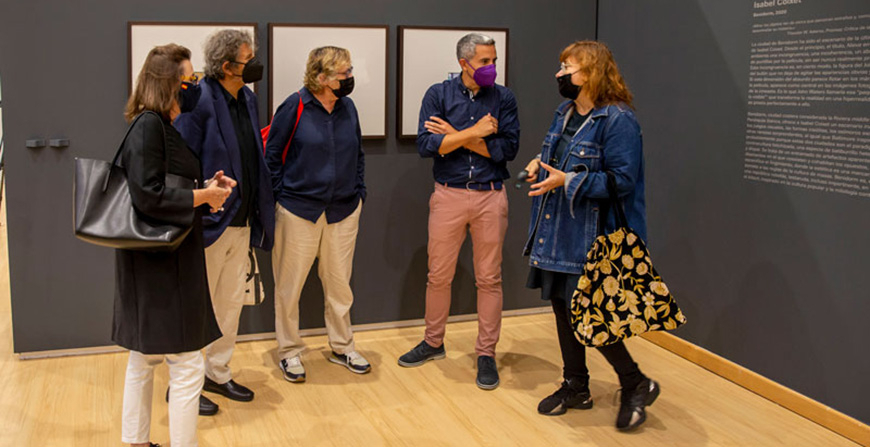 Isabel Coixet expone en la Biblioteca Central una serie de fotografas realizadas durante el rodaje de 'Nieve en Benidorm'