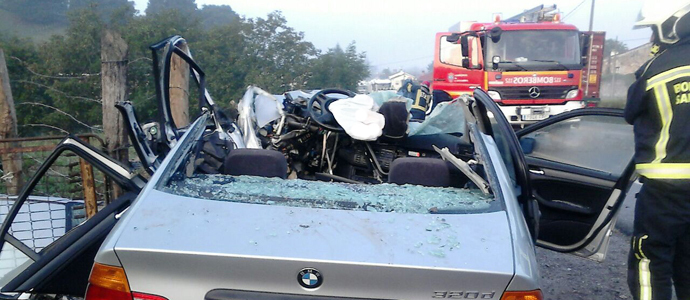 Isidro Nozal, herido grave, tras una colisin entre dos coches y un camin en Penagos