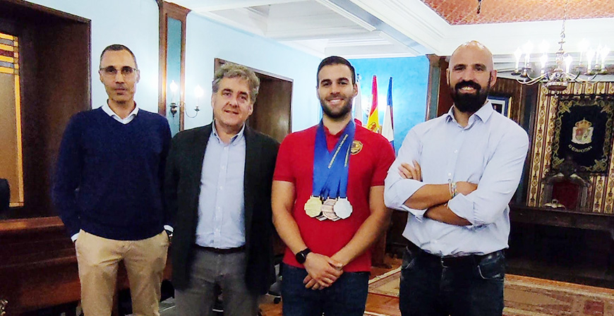 Jaime García recibe la felicitación municipal por su excelente participación en los Juegos Europeos de Policías y Bomberos
