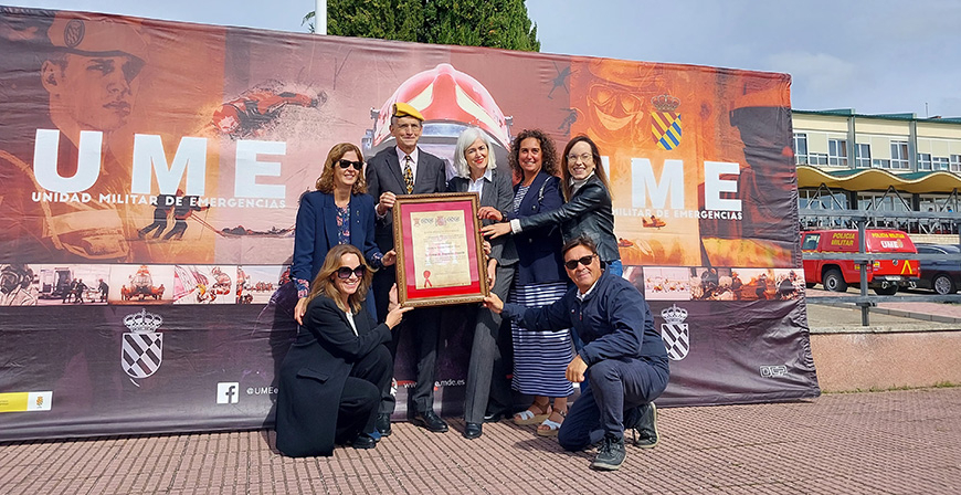 El jefe del Servicio de Proteccin Civil de Cantabria, Elas Bayarri, soldado de honor de la UME 