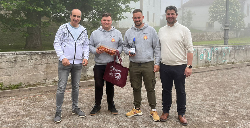 Jos Manuel y Cui ganan el IX Torneo de Petanca de Bolmir