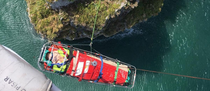 Una joven madrilea resulta herida tras tirarse al agua desde la zona del faro del Caballo