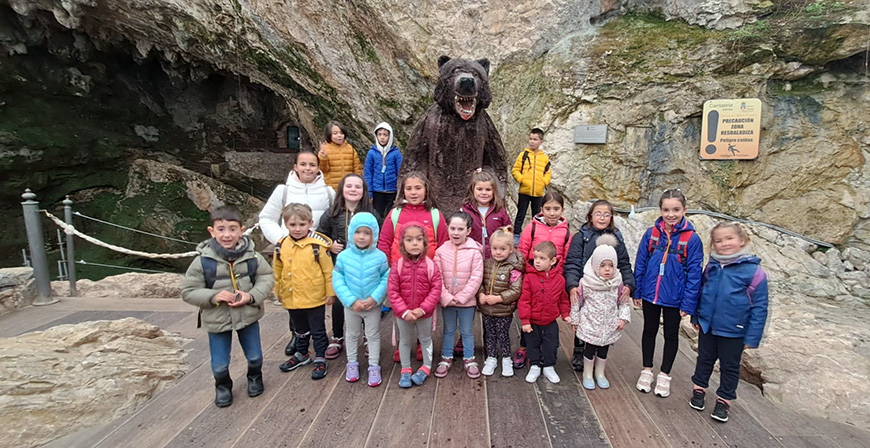 Los jvenes de Campoo de Yuso visitan la cueva de El Castillo