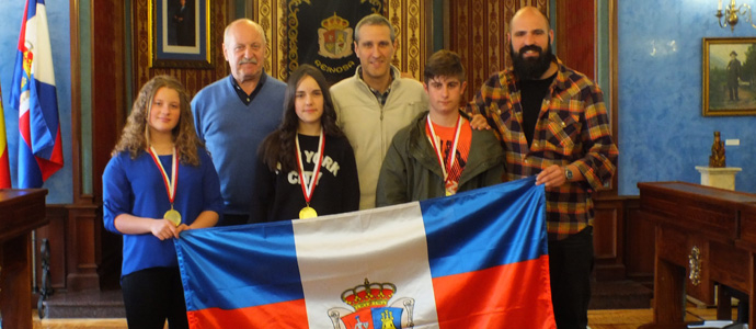 Los judocas de oro visitan el Ayuntamiento de Reinosa