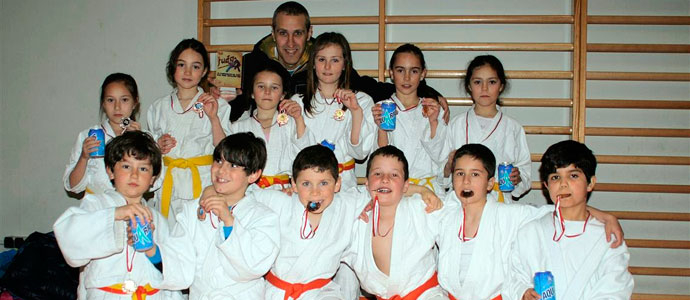 Los judokas campurrianos se comen una docena de medallas