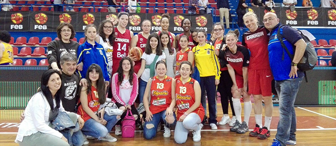 Las jugadoras de baloncesto de Enmedio aprenden de la seleccin espaola