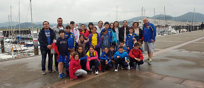 Las jugadoras de baloncesto de Enmedio aprenden de la seleccin espaola
