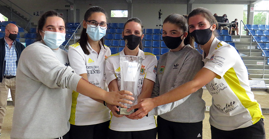 Las jugadoras de Campoo de Yuso se proclaman campeonas de la primera Supercopa Femenina