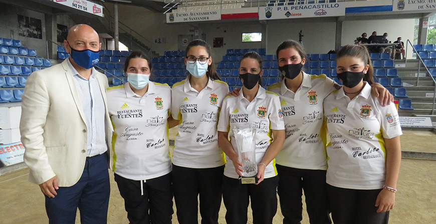 Las jugadoras de Campoo de Yuso se proclaman campeonas de la primera Supercopa Femenina