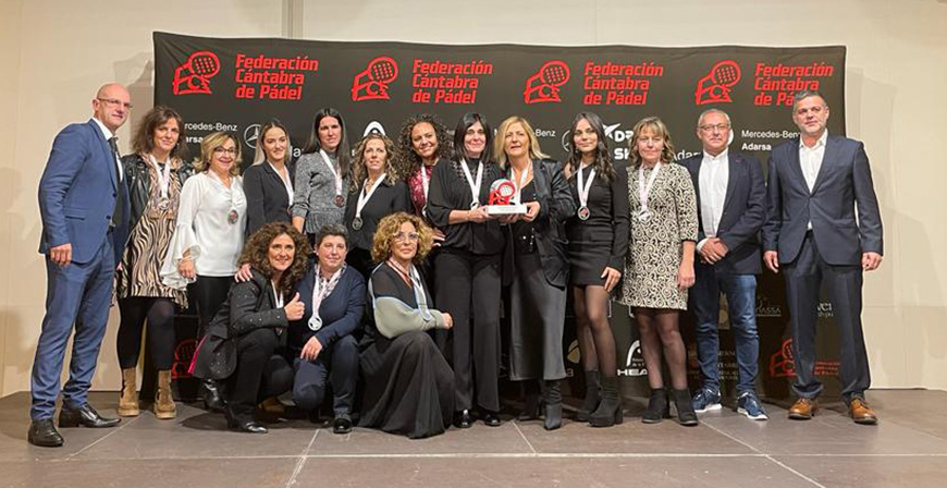 Las jugadoras del CD Sanjo reciben el premio por el subcampeonato de cuarta categora
