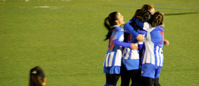Las jugadoras del Naval vencen a su rival directo en un partido clave