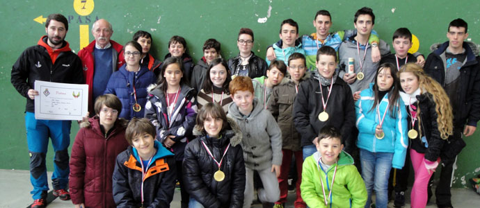 Los juveniles y las infantiles del Club Ajedrez Campoo ganan los Campeonatos Escolares de Cantabria