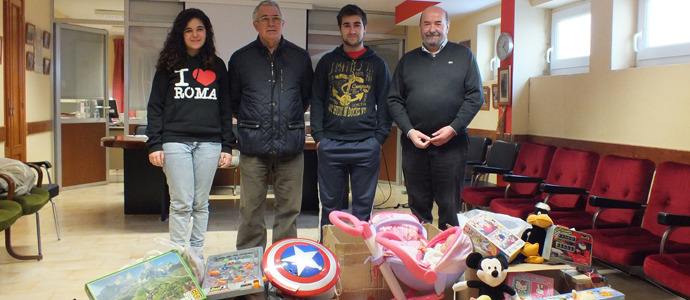 Juventudes Socialistas entrega al Consistorio los juguetes de la campaa navidea