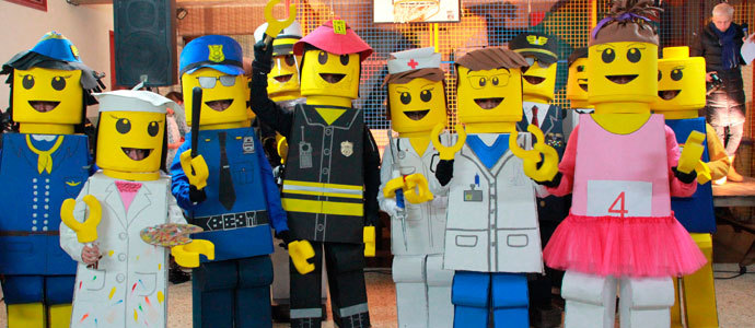 Alentar tofu Crítico El kit de Lego y una pareja 'pop art', ganadores del concurso de disfraces  de Reinosa