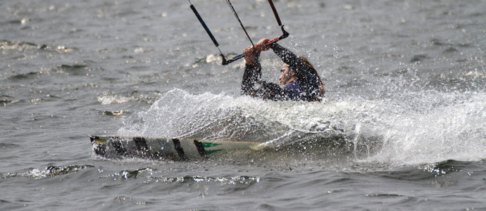 El kitesurf se apodera del Pantano del Ebro