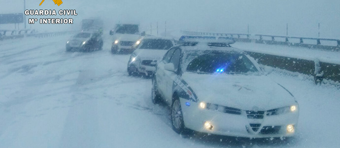 Liberados decenas de vehculos inmovilizados por la nieve en el viaducto de Montabliz