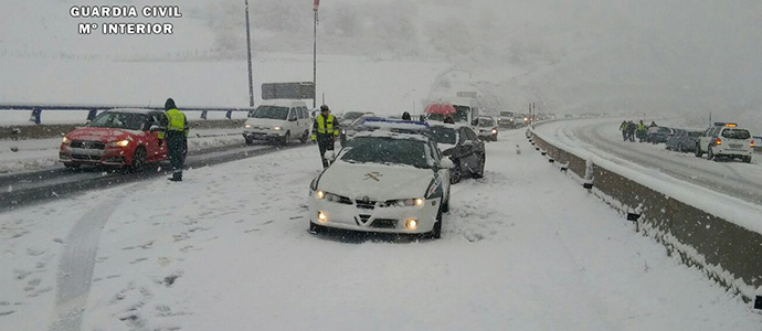 Liberados decenas de vehculos inmovilizados por la nieve en el viaducto de Montabliz