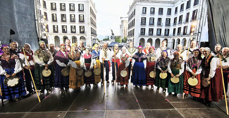 El Liguerucu participa en el festival Folclore en Grande de Santander