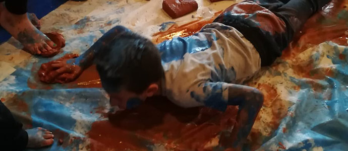 La ludoteca de Campoo de Yuso celebr un taller de experimentacin plstica