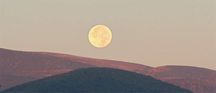 La luna llena se acuesta en Campoo