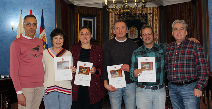 Maderas Manolo gana el primer premio del Concurso de Escaparates Navide�os del Ayuntamiento de Reinosa