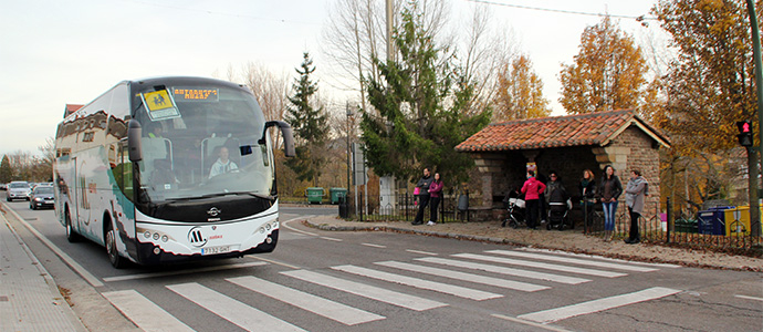 Madres y padres de Nestares solicitan ms seguridad vial en la principal parada escolar de la localidad