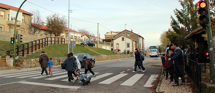 Madres y padres de Nestares solicitan ms seguridad vial en la principal parada escolar de la localidad