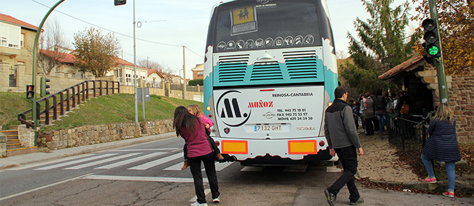 Madres y padres de Nestares solicitan ms seguridad vial en la principal parada escolar de la localidad