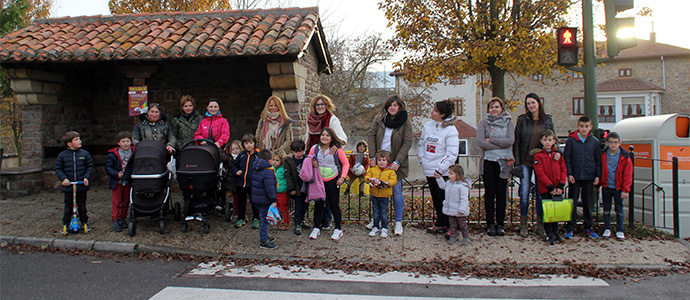 Madres y padres de Nestares solicitan ms seguridad vial en la principal parada escolar de la localidad
